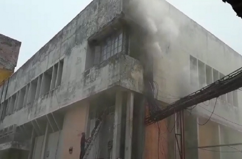 fire in bsnl building बड़ी खबर: बीएसएनएल की बिल्डिंग में लगी आग, ठप हुई फोन एवं बैंकिंग सेवा