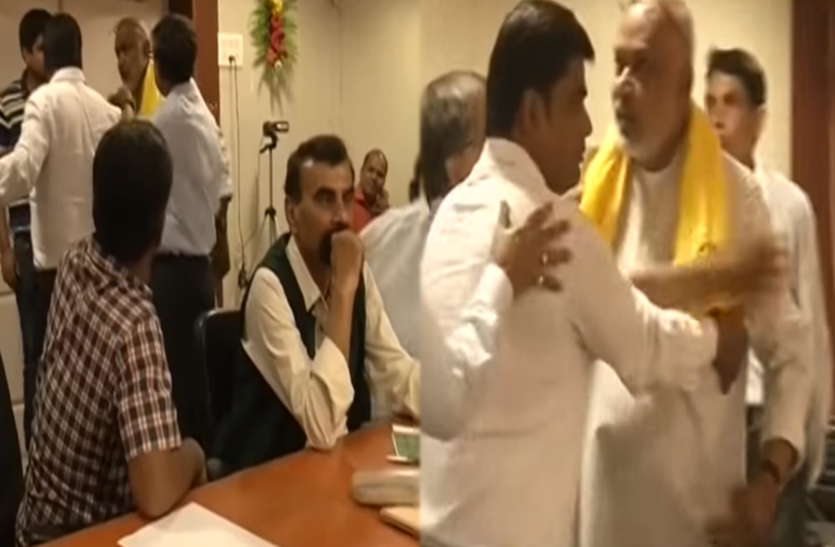 angry sanjay paswan झल्ला उठे बीजेपी एमएलसी संजय पासवान,भरी सभा में बोलने लगेे अपशब्द