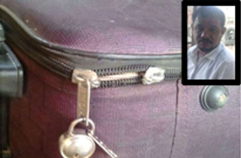 Theft with railway passenger यात्री के बैग से दो लाख नकद व आभूषण चोरी