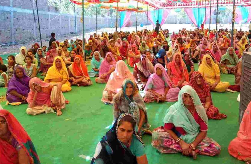 Pratapgarh भागवत कथा में उमड़ रहे श्रद्धालु