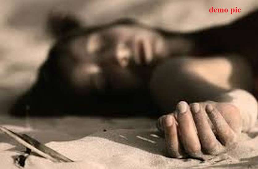 death खेत में आम बीनने गयी थी महिला, हुआ कुछ ऐसा की हो गयी गर्भवती की मौत !