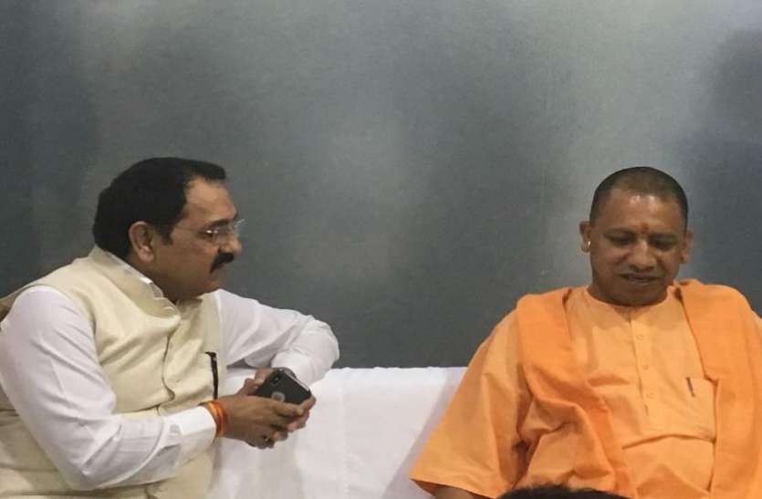 cm yogi इस खास व्यक्ति से मिलने के लिए अचानक गाजियाबाद जा धमके सीएम योगी, प्रशासन में मचा हड़कंप
