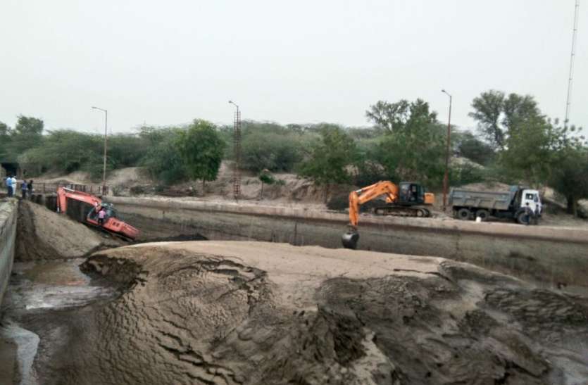 Jodhpur,jodhpur news,water supply,Jodhpur Hindi news,jodhpur latest news,phalodi news,phalodi,indira gandhi lift canal,Rajiv Gandhi Lift Canal,rajeev gandhi lift canal, नहर का पानी रोका तो पानी के नीचे से निकल आया यह, लोग रह गए दंग