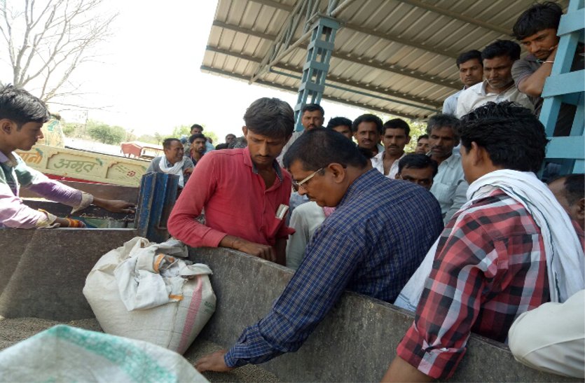 patrika मंडी प्रांगण में अव्यवस्था, रोज हो रहे विवाद