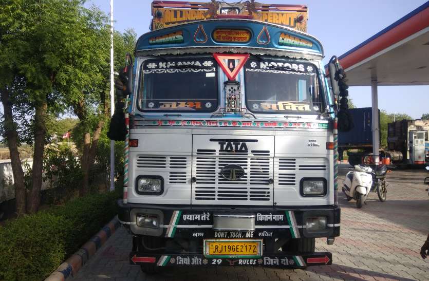road accident ट्रक ने बाइक सवार पति को कुचला, पत्नी गंभीर घायल