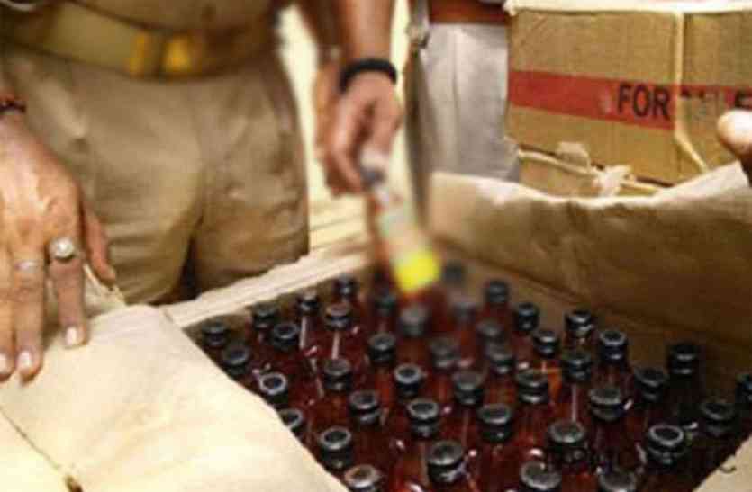 liquor कार सहित सात पेटी शराब जब्त, तीन तस्कर गिरफ्तार