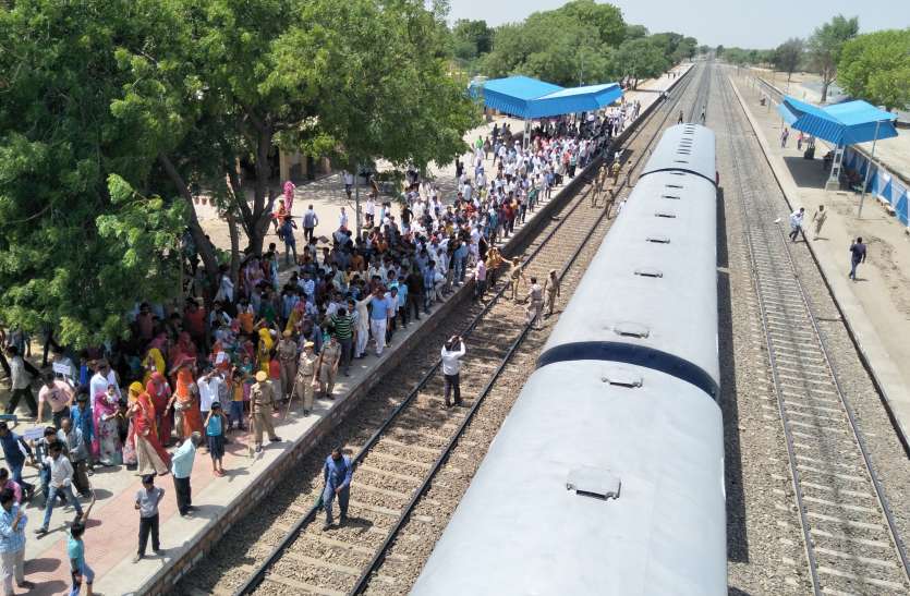 Angry people stopped the express पीपाड़ में नाराज लोगों ने रोक दी एक्सप्रेस