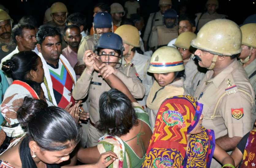 protest पुलिस की थर्ड डिग्री से कबाड़ कारोबारी की मौत, परिजनों ने सड़क जाम कर किया बवाल, बंदूक छीन पुलिस को दौड़ाया