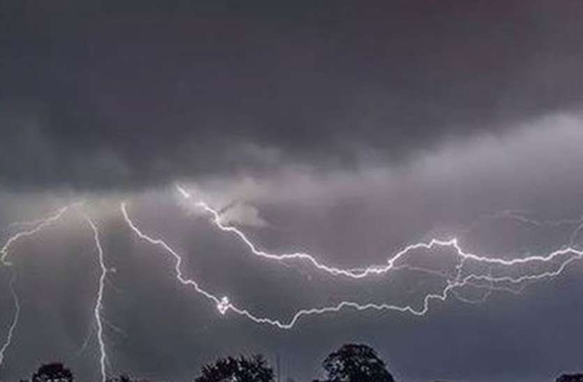 Farmer dies of Lightning खेत में काम कर रहे किसान पर गिरी गाज, मौत