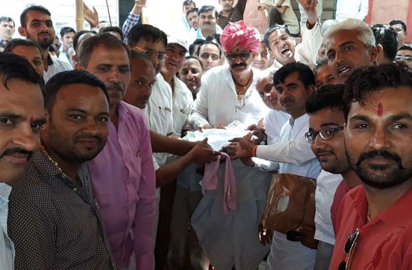 Hunger strike पुलिस व प्रशासनिक आश्वासन के बाद व्यापारियों ने हड़ताल समाप्त की