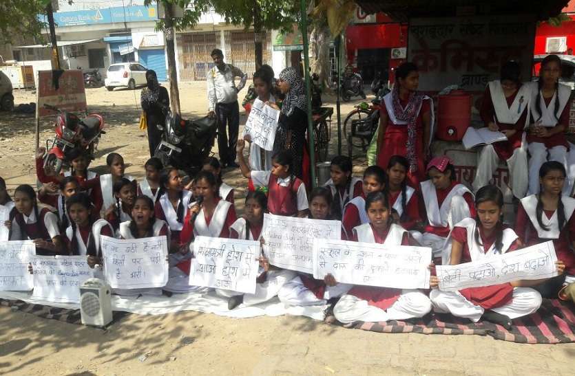 up news डिप्टी सीएम के शहर बेटियों का दर्द- कहा- शराबियों की निगाहें हमें घूरती हैं कब बचाओगे सरकार