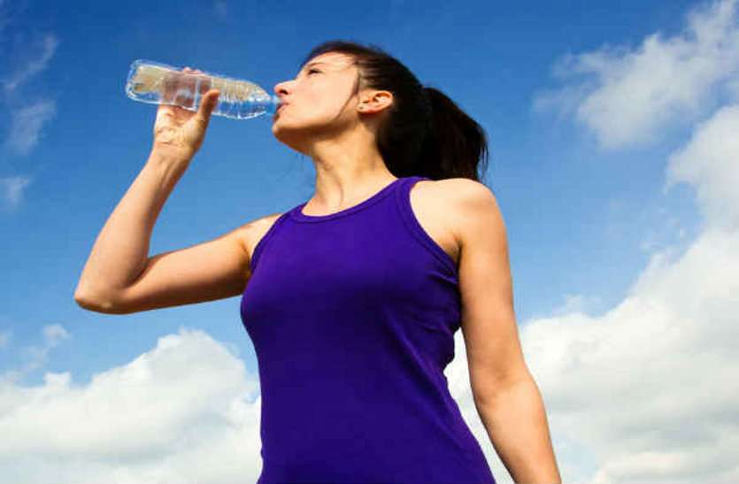 खड़े होकर पानी पीने से हो सकती हैं कई गंभीर बीमारियां