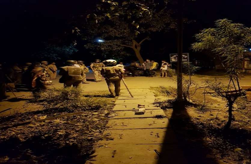 बीएचयू बवाल अराजकता की भेंट चढ़ गया BHU, आए दिन कहीं पेट्रोल बम का धमाका तो कहीं लाठियों की फटकार