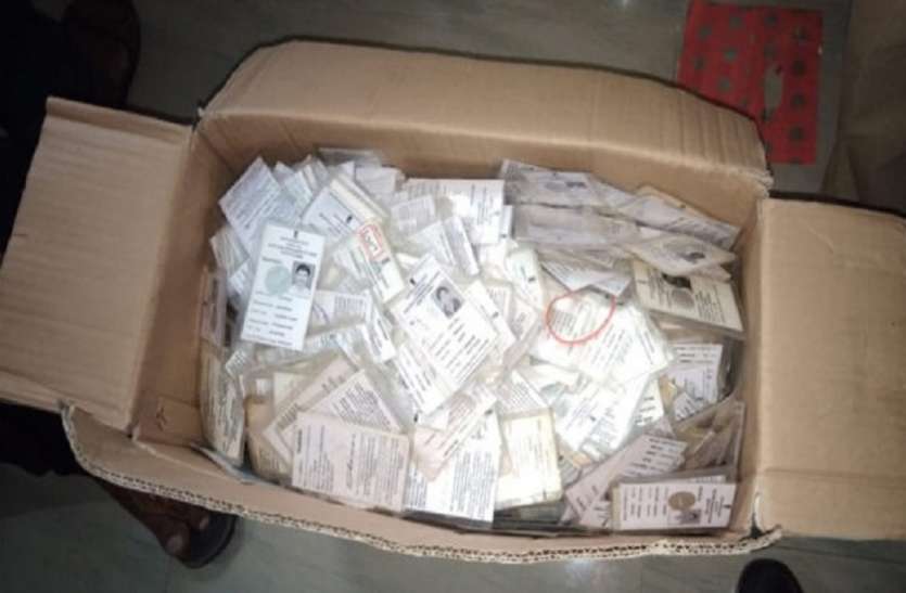 Karnataka Election कर्नाटक विधानसभा चुनावः बेंगलुरु में हजारों फर्जी वोटर आईडी जब्त, चुनाव रद्द करने की उठी मांग