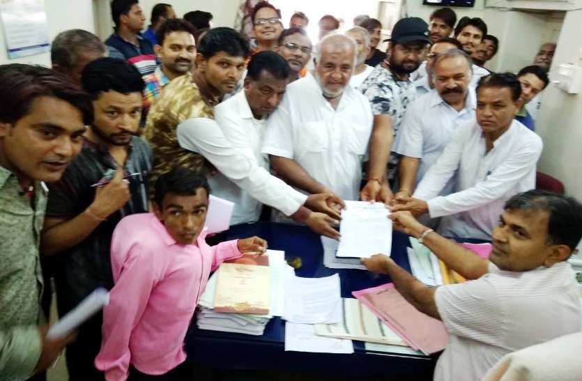 watersupplyissue महिलाओं का पीएचईडी कार्यालय प्रदर्शन, कांग्रेस ने एसडीएम को सौंपा ज्ञापन
