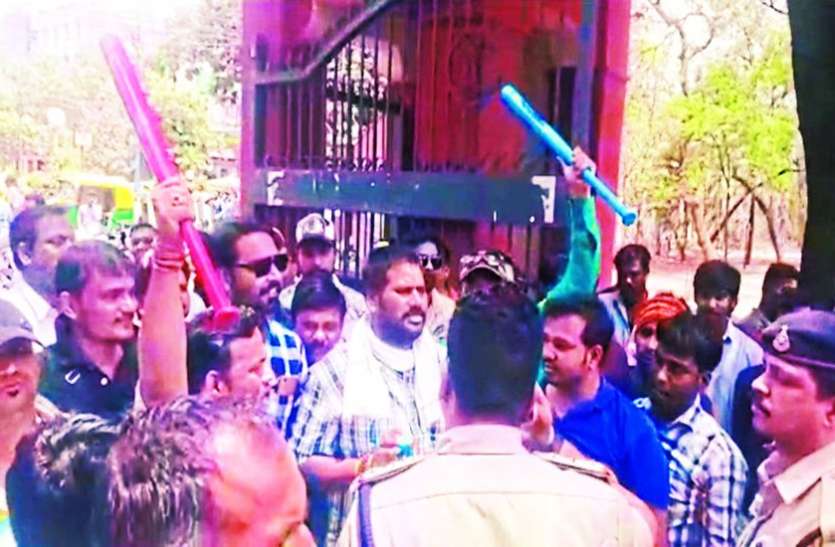 davv controversy इतिहास पढ़ाने वालों को डंडों से सबक सिखाने पहुंचे भाजपाई