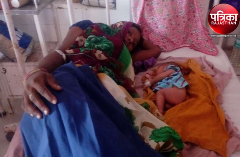 banswara बांसवाड़ा : 90 नवजातों की मौत के बाद भी नहीं ले रहे सबक, जन्म से ही टूटे नवजात के पैर का तीन दिन बाद किया उपचार