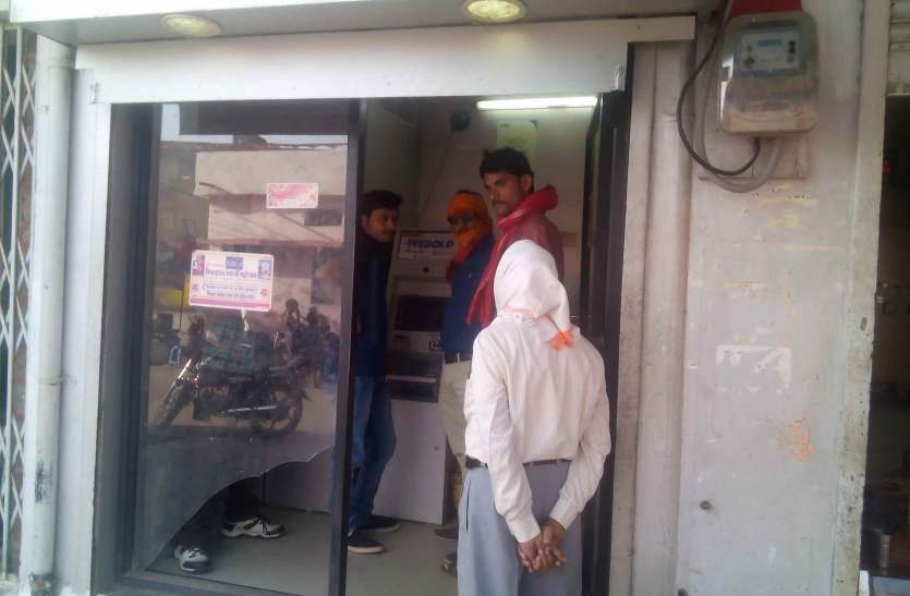 Problems for consumers becoming a server and power cut सर्वर और बिजली कटौती बन रही उपभोक्ताओं के लिए परेशानी