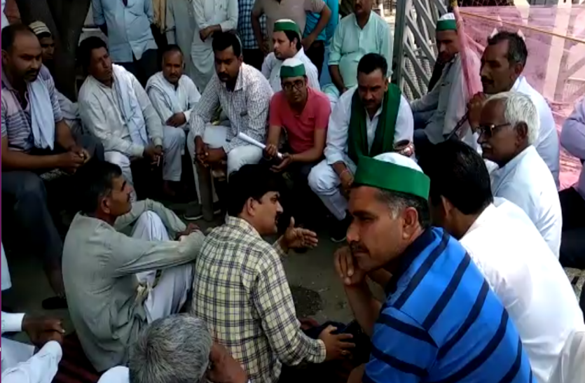 Muzaffarnagar इस वजह से मच्छरदानी लेकर शुगर मिल के बाहर पहुंचे भाकियू कार्यकर्ता