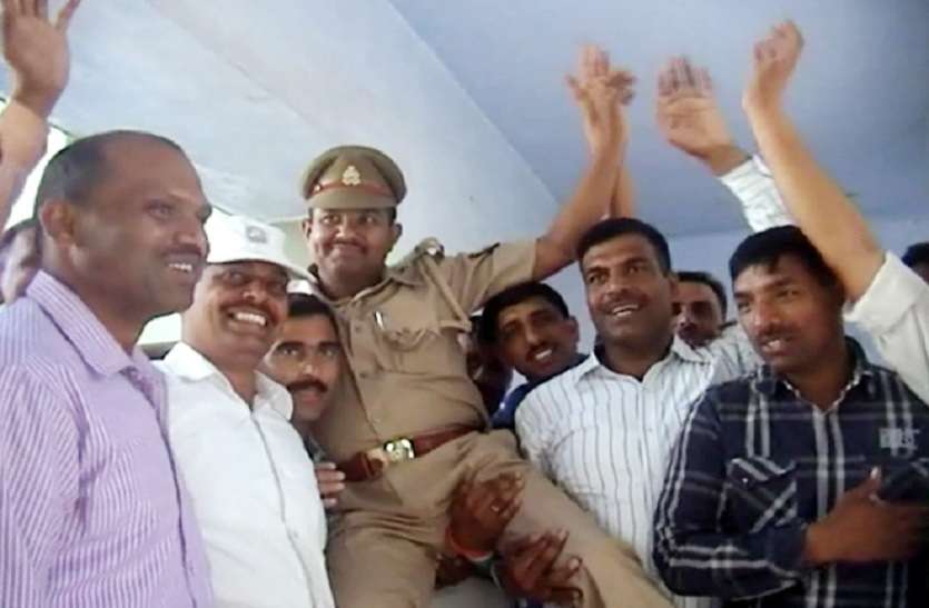 wife of Dacoit chhaviram made sub inspector to son