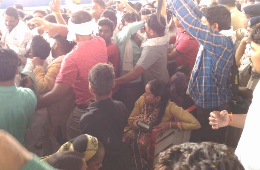 Arun Yadav supporters Autocratic at Khandwa railway station निरंकुश हुए कांग्रेसी, यात्रियों से की धक्का-मुक्की, अरुण यादव भी हुए शिकार