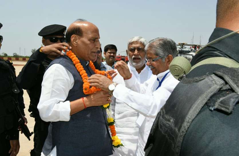 Latest Vikas Yatra News केन्द्रीय गृहमंत्री राजनाथ पहुंचे दंतेवाड़ा, हरी झंडी दिखाकर विकास यात्रा को करेंगे रवाना