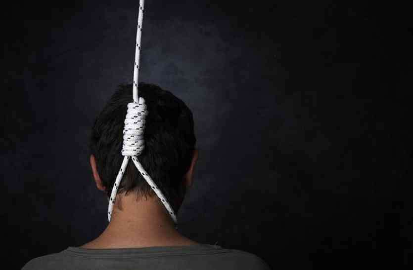 Student suicide प्रेमिका के लिये उसने खरीदे थे ऐसे कपड़े, उसके बाद मिला जो जवाब, सहन नहीं कर सका और कर ली आत्महत्या