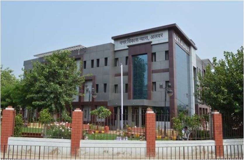 UIT not paying 25 lakh rupees to it's contractor for 10 years अलवर यूआईटी ने ठेकेदार के साथ किया ऐसा सितम, 10 साल से होना पड़ रहा है परेशान