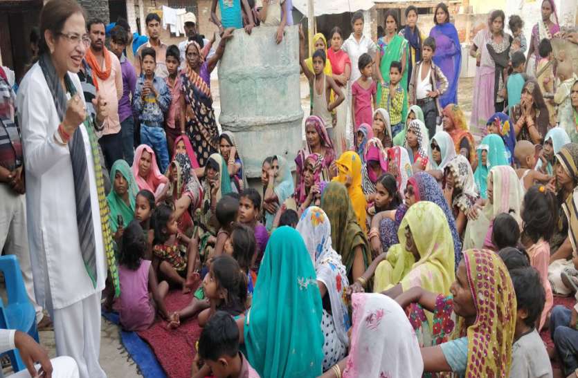 unnao मोदी सरकार ने 4 सालों में देश को 40 साल पीछे कर दिया : अन्नू टंडन