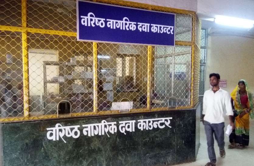 Clutter lock on merge in district hospital जिला अस्पताल में मर्ज पर अव्यवस्थाओं का ताला