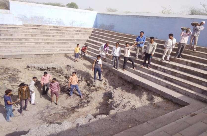 Amritan jalam Abhiyan start form rajasthan अमृतं जलम् अभियान: सूरज की पहली किरण से पहले उतरे श्रमवीर... किया अमृत का मंथन, लिया संकल्प