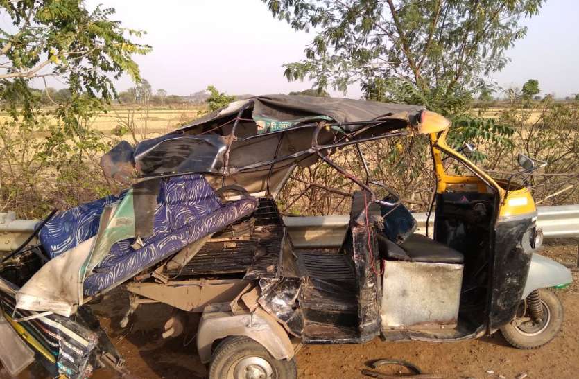 Collision in auto and bus, woman's death ऑटो को बस ने मारी टक्कर, महिला की मौत, आठ घायल
