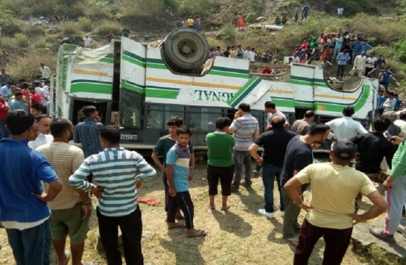 Bus fallen from cliff in himachal pradesh sirmour हिमाचल: सिरमौर में पहाड़ी से गिरी बस, 7 की मौत और 12 घायल