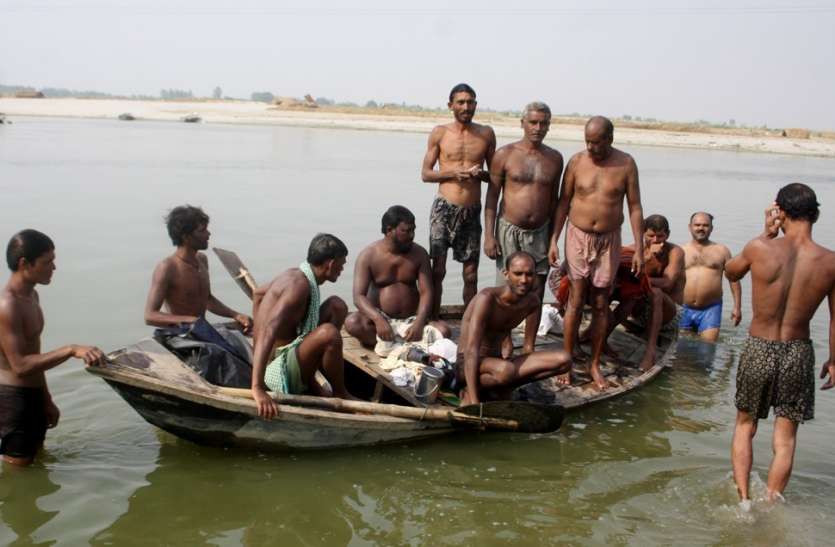 पहले पी कोल्डड्रिन्क फिर गंगा में लगा दी छलांग, तीन डूबे, चार की बची जान खेल-खेल में युवकों ने लगा दी छलांग, तीनों की गंगा में डूबकर दर्दनाक मौत
