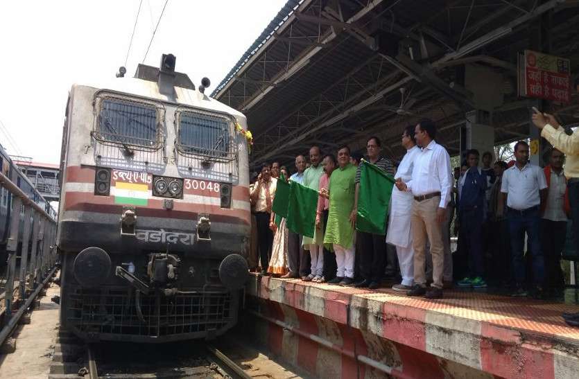 Indore-Puri Humsafar Express ये 10 खूबियों वाली इंदौर-पुरी हमसफर एक्सप्रेस पहुंची रायपुर, हरी झंडी दिखाकर किया रवाना