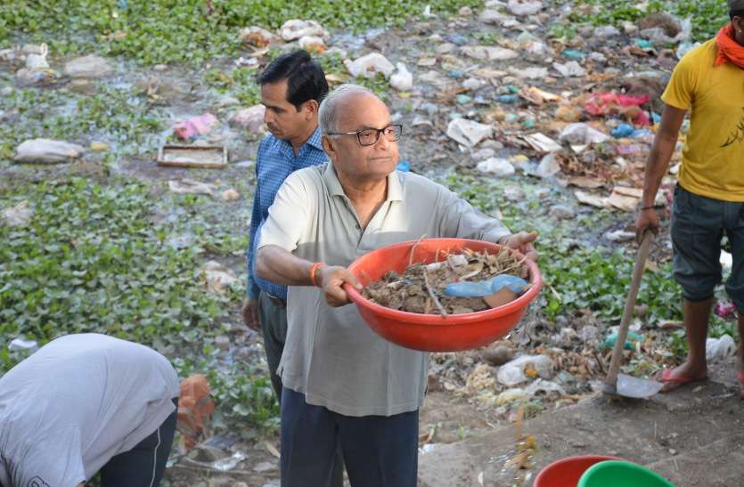 Cleanliness of the finance minister BelaTal Ghat cleaned up in two day Amritm jalam वित्तमंत्री बने भागीरथ दो दिन में बेलाताल घाट साफ