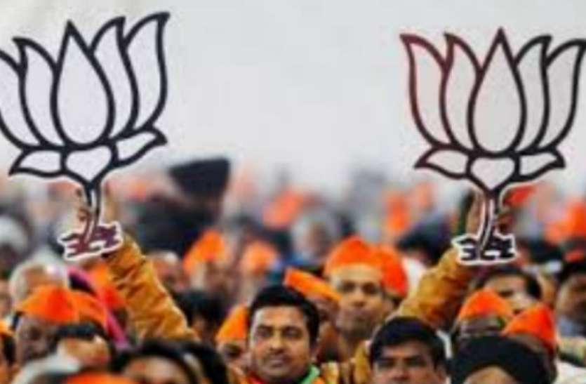 bjp सपा से नहीं छीन सके इन पदों की कुर्सी, तख्ता पलटने को बेचैन भाजपा