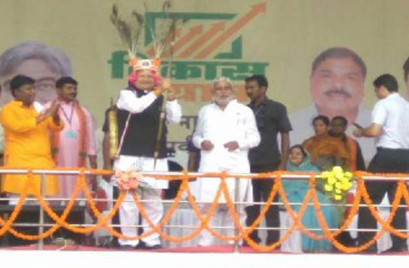 विकास यात्रा पहुंची नारायणपुर Vikas Yatra 2018: 223 करोड़ की सौगात लेकर विकास यात्रा पहुंची नारायणपुर