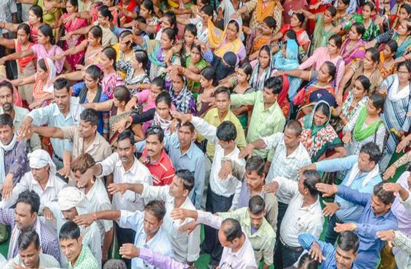 shiksha mitra एक जून से प्रदेश भर में फिर 'सत्याग्रह' करेंगे शिक्षा मित्र