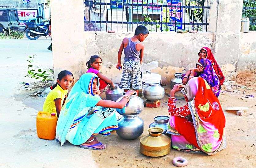 chhindwara दस हजार का चंदा फिर भी पानी को मोहताज