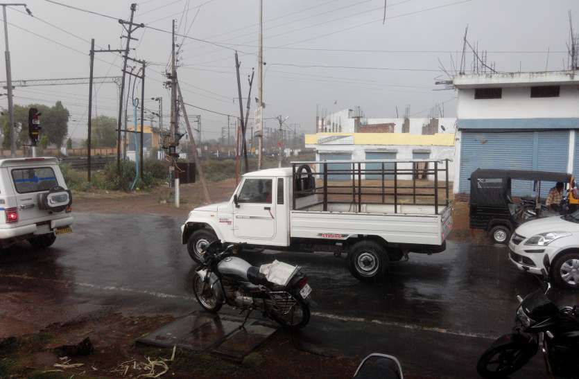 Wherever the clouds roar, the flames of Jhajjam rain, in the mood of t कहीं बादलों की गर्जन तो कहीं झमाझम बारिश का जोर, मौसम के बदले मिजाज में अनूपपुर के साथ जैतहरी हुआ सराबोर