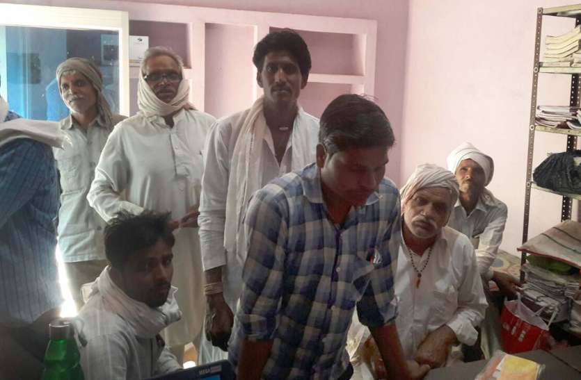 news बिना दस्तावेजों के खोल दिए 41 हजार किसानों के खाते, अब मांग रहे 'आधार