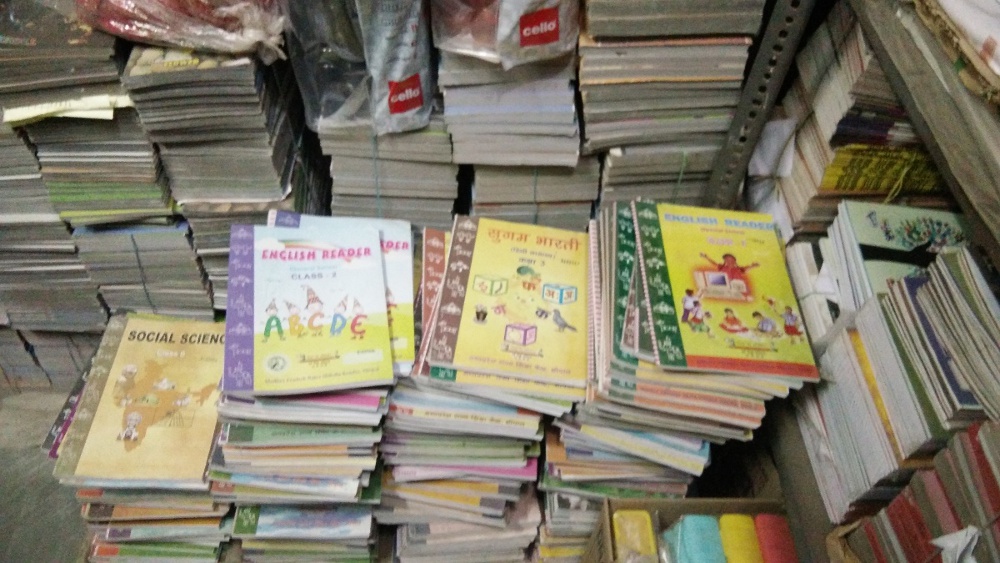 Price of books of MP textbook corporation increased चुनावी वर्ष मे सबको सौगात, लेकिन स्कूली बच्चों को बढ़ी हुई पुस्तकों की कीमतों की मार