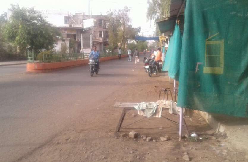 power block पेपर ब्लॉक लगाने में बाधा बना सड़क अतिक्रमण