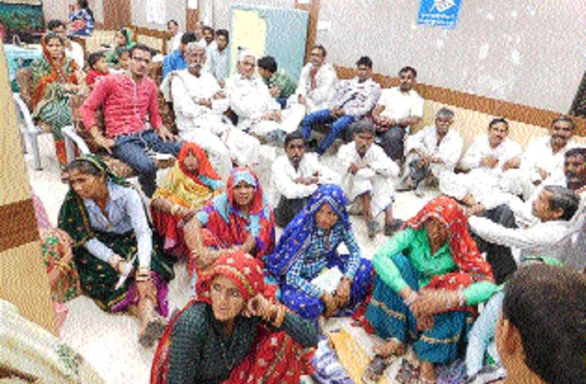 firing आए दिन हो रहीं यहां आपराधिक वारदातें, लेकिन पुलिस कार्रवाई नहीं कर रही; शांति-प्रदर्शन करने वालों को ही बहला-फुसलाकर हटा रही