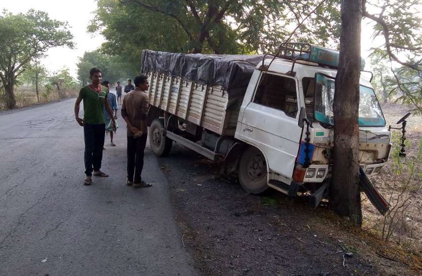 दर्दनाक हादसा : ठोकर मारने के बाद सौ फीट तक मोपेड को घसीटते ले गया, दो की मौत