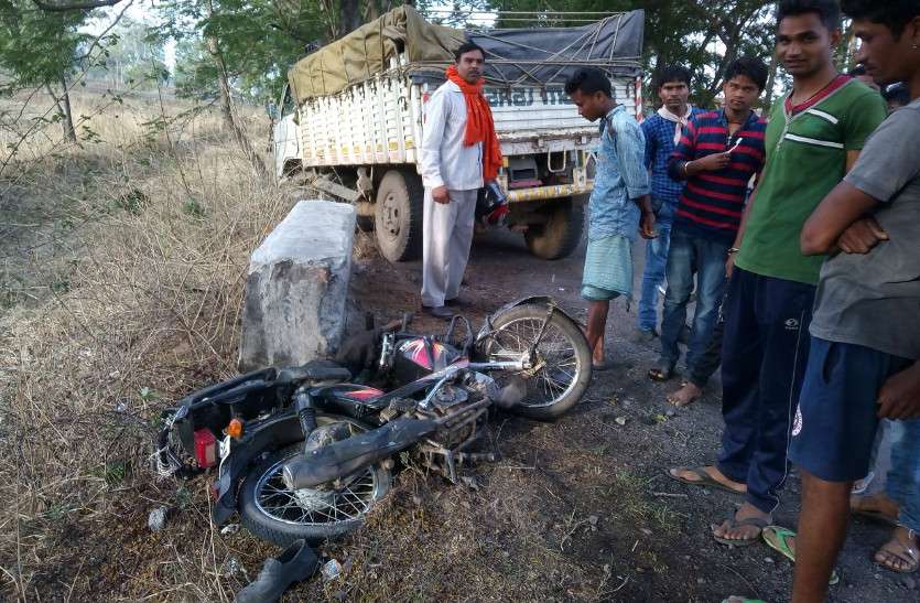 दर्दनाक हादसा : ठोकर मारने के बाद सौ फीट तक मोपेड को घसीटते ले गया, दो की मौत दर्दनाक हादसा : ठोकर मारने के बाद सौ फीट तक मोपेड को घसीटते ले गया, दो की मौत