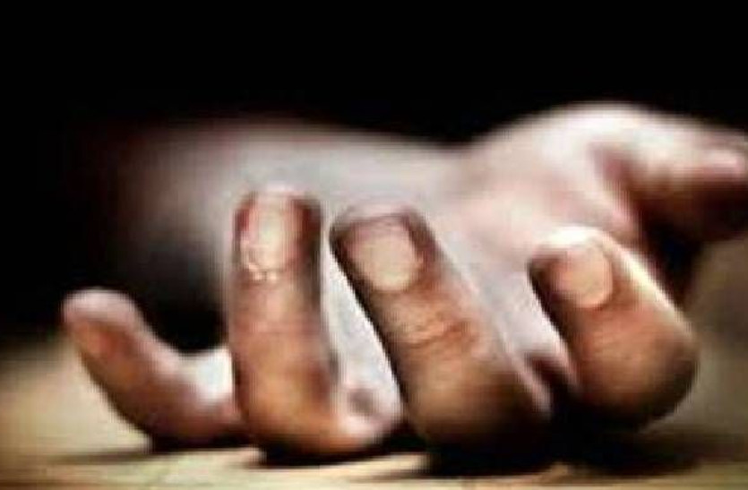 dead body found in un identified land वो चुपचाप ठिकाने लग रहे थे डेड बॉडी को, हल्ला मचा तो फिर से खुदवानी पड़ी कब्र