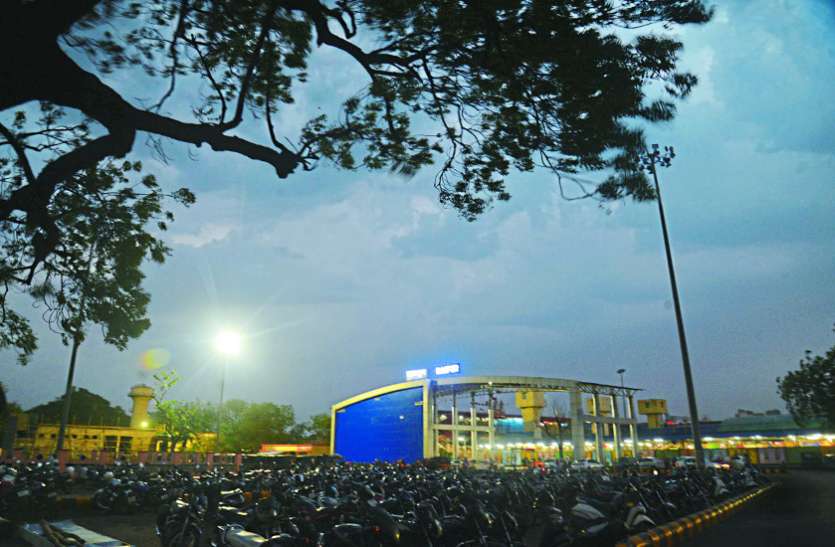 cloudy sky हल्की बारिश से तापमान में तीन डिग्री तक हुई गिरावट, मौसम विभाग ने कहा- छाए रहेंगे बादल