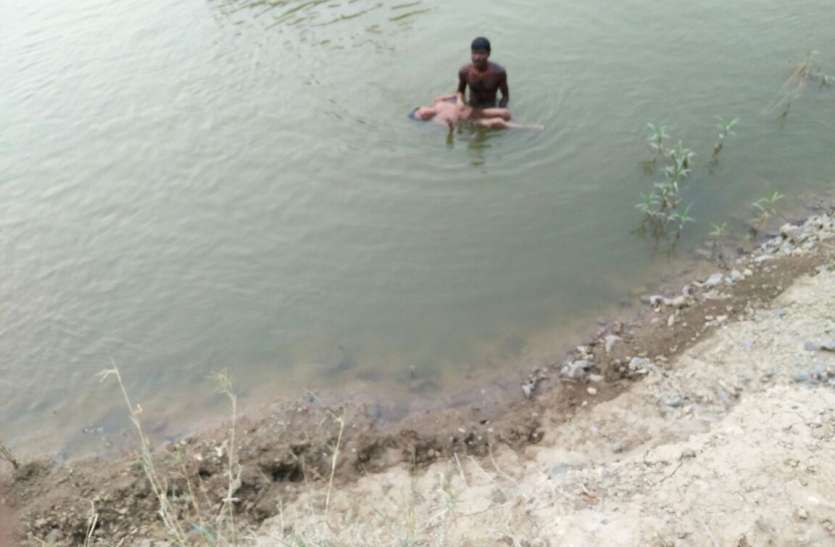 banda एक साथ डूबकर दो सगे भाइयों की मौत, मां ने रो- रो कर कही ये बात..